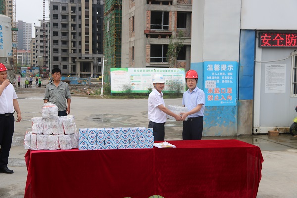 楊曉彬到徽鹽地產(chǎn)定遠、泗縣項目公司開展高溫慰問